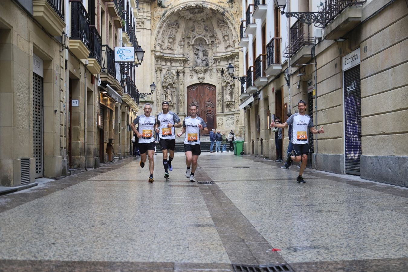 Los corredores, a su paso por la Parte Vieja