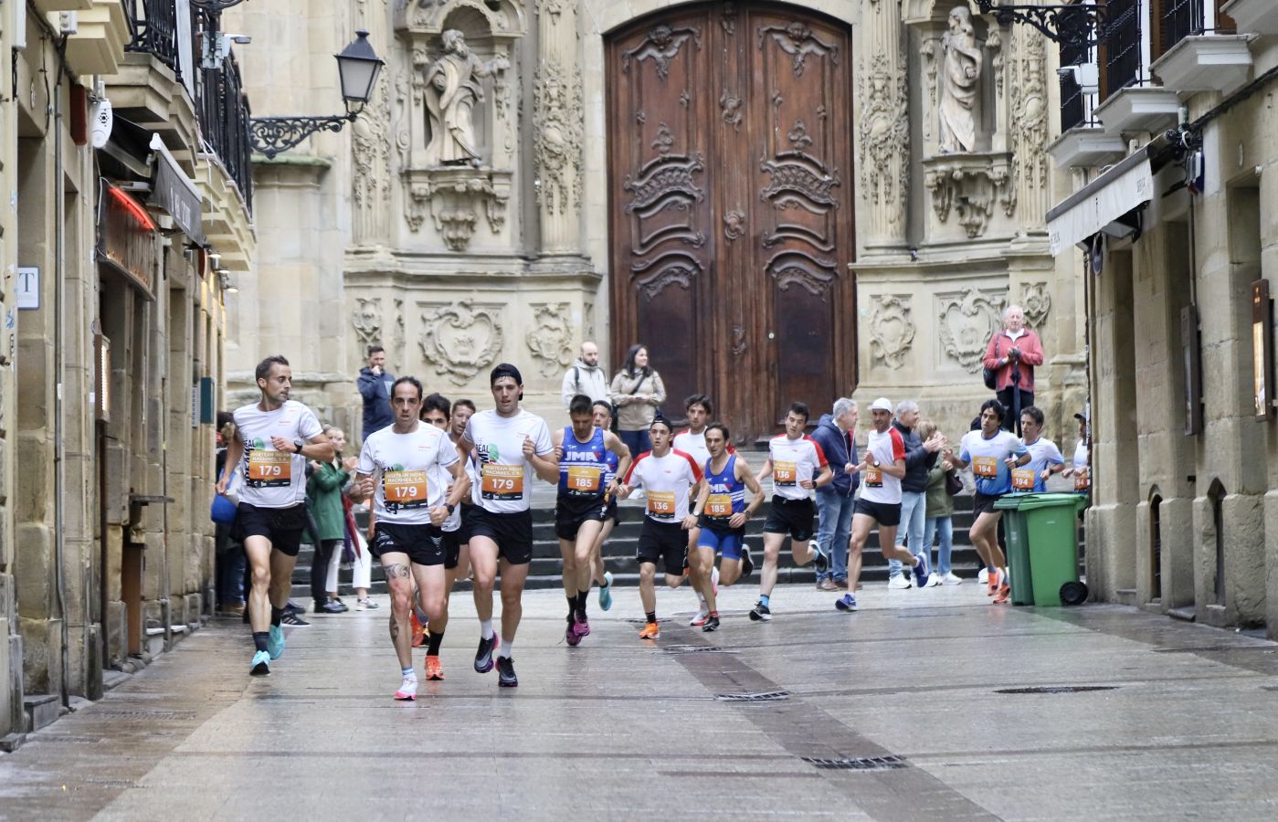 Los corredores, a su paso por la Parte Vieja