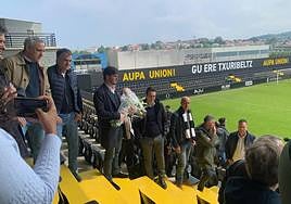 Igor Emery, presidente del Real Unión, porta un ramo de flores acompañado por su hermano Unai y el resto de aficionados del Real Unión que han acudido al homenaje previo.