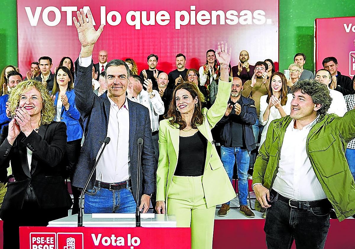 Cristina González, Pedro Sánchez, Maider Etxebarria y Eneko Andueza, ayer en Vitoria.