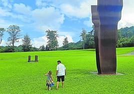 Pasear con su hija por Chillida Leku