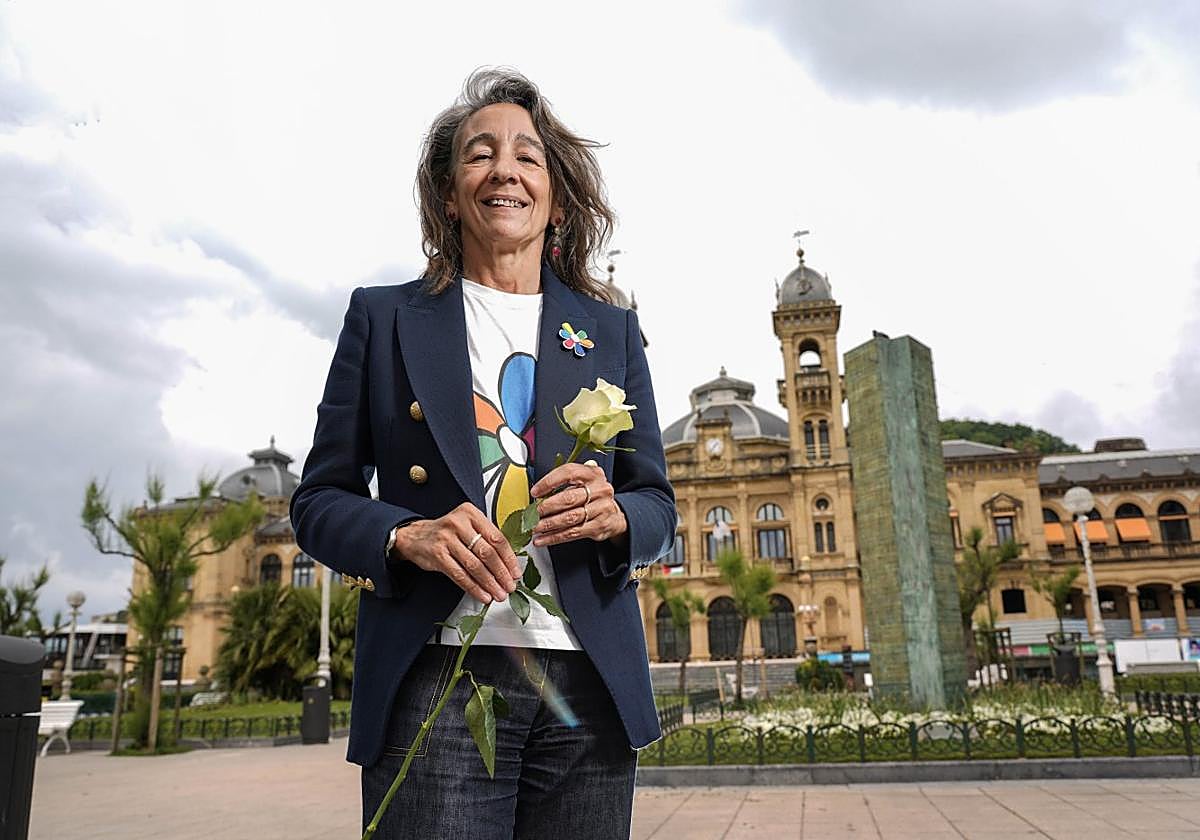 Marisol Garmendia, con una rosa blanca entre las manos junto al monolito por las víctimas del terrorismo de Alderdi Eder.