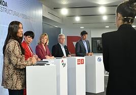 Los cinco candidatos en un momento del debate de ayer en la sede de DV.