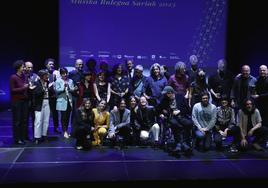 Foto de familia de los ganadores y representantes institucionales sobre el escenario de Lekuona Fabrika.