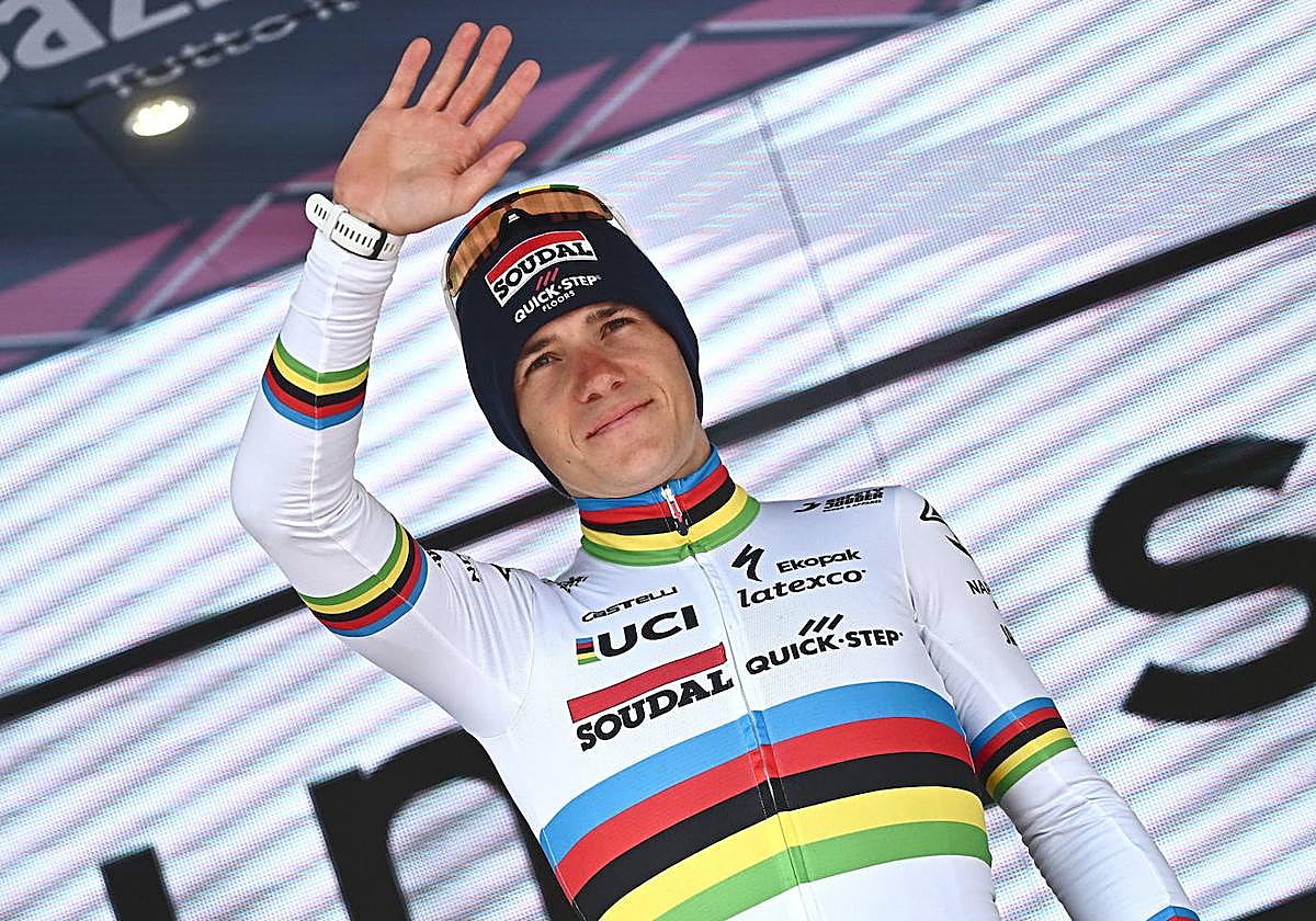 Remco Evenepoel saluda durante una etapa del Giro de Italia.