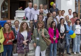 Refugiados, representantes de ONGs y de instituciones, en la puerta de la villa 'Pimpin Garracha'.