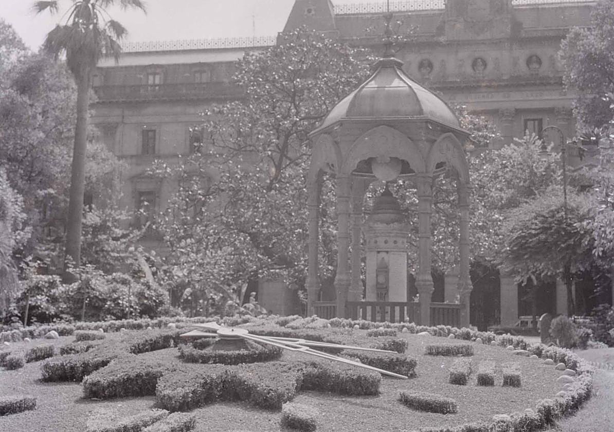 El reloj floral y el templete meteorológico, ante el Palacio Foral.