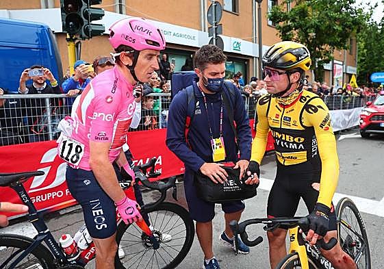 Thomas y Roglic comentan la caída al final de la etapa.