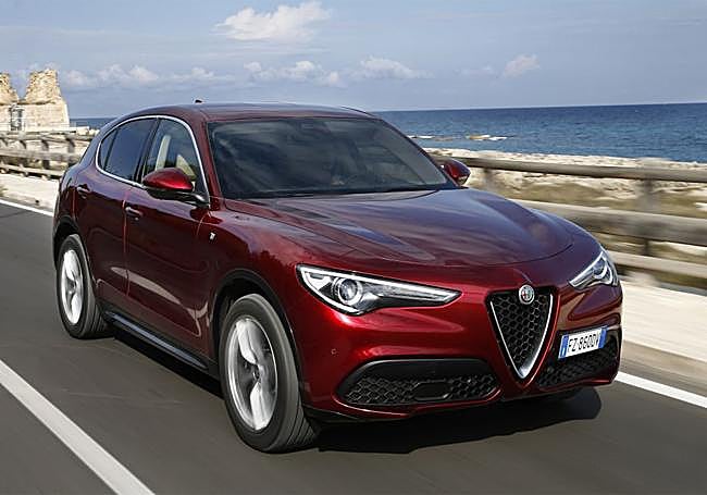 'Hermano' mayor del Tonale, el Stelvio ha variado con cambios estéticos, mayor equipamiento, más tecnología y nuevos acabados. Como queda tiempo hasta 2035, ofrece propulsores de gasolina y diésel.