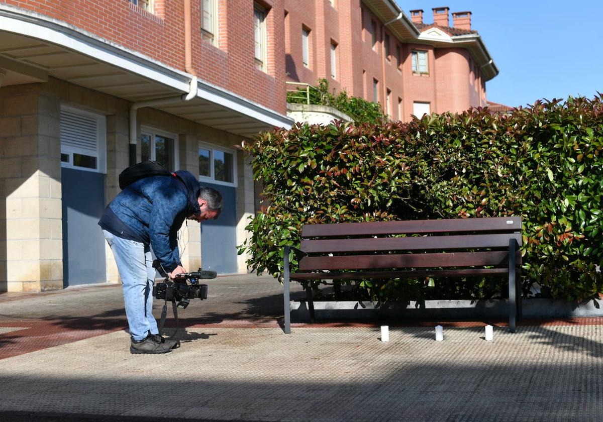 Un cámara graba la zona del asesinato.