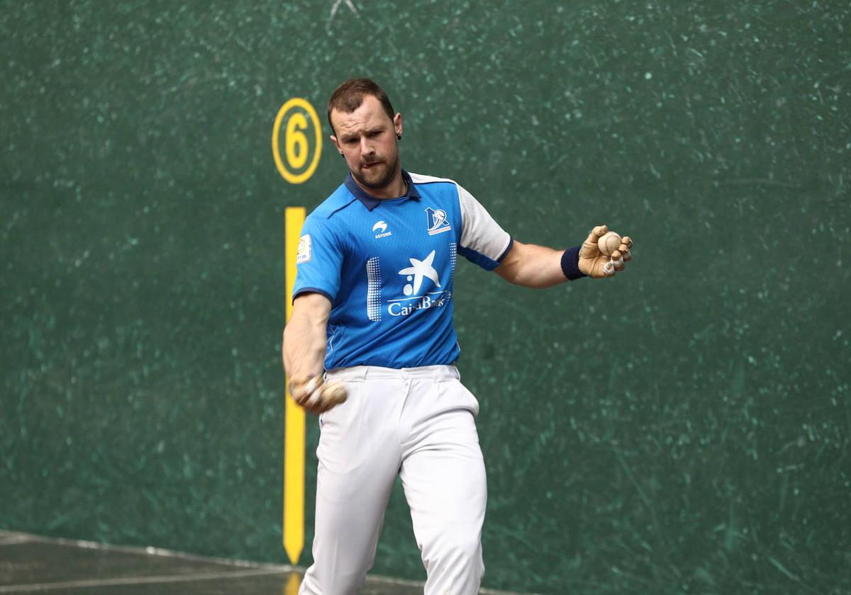 Aitor Elordi prueba el lote de pelotas para su semifinal, ayer en el Ogueta de Vitoria.