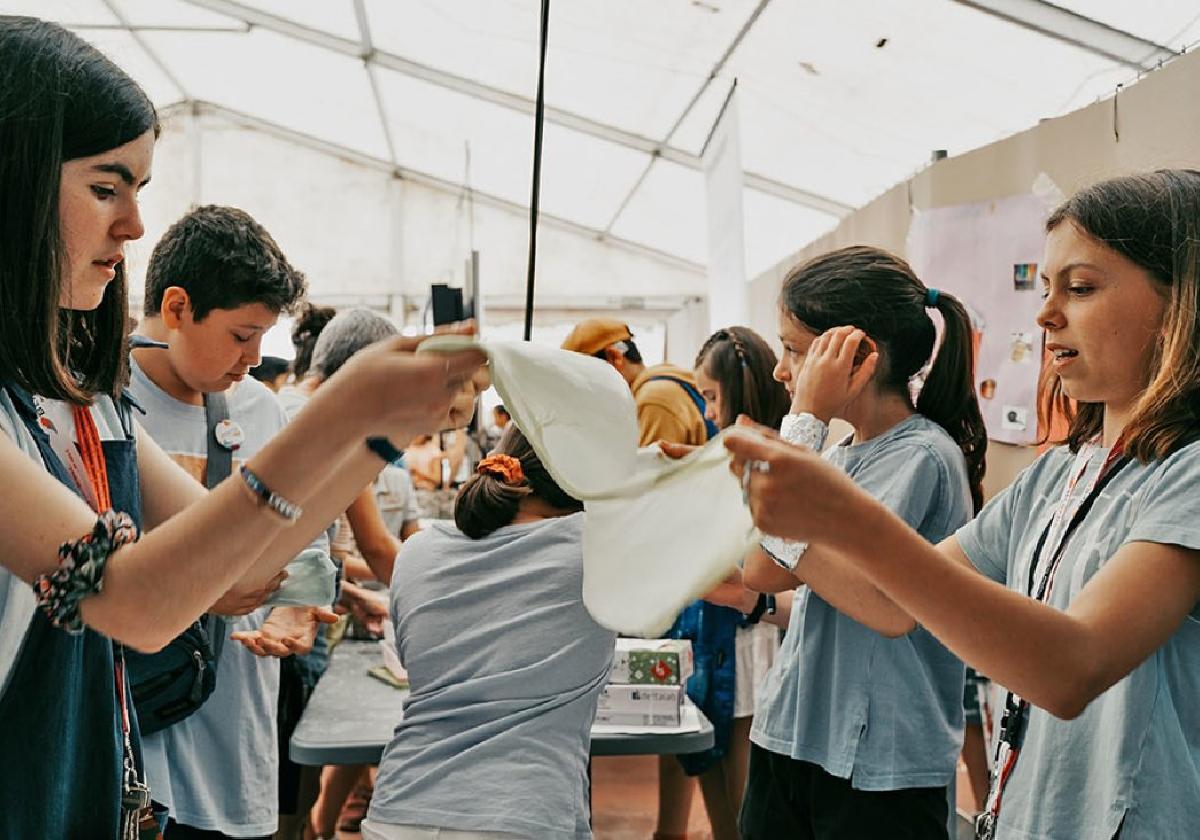 The second Science Fair is celebrated with 8 children’s experiments and 38 booths on Saturday