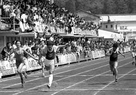 Olimpiada escolar, 1981. Exhibición de veteranos atletas como Elola, López, Arámburu...