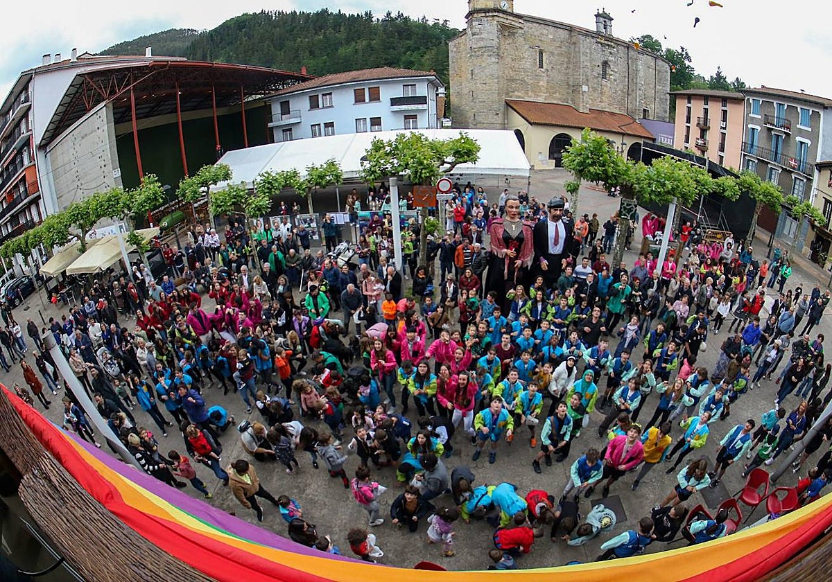 Jendetza bildu zen plazan jaiei hasiera emateko.