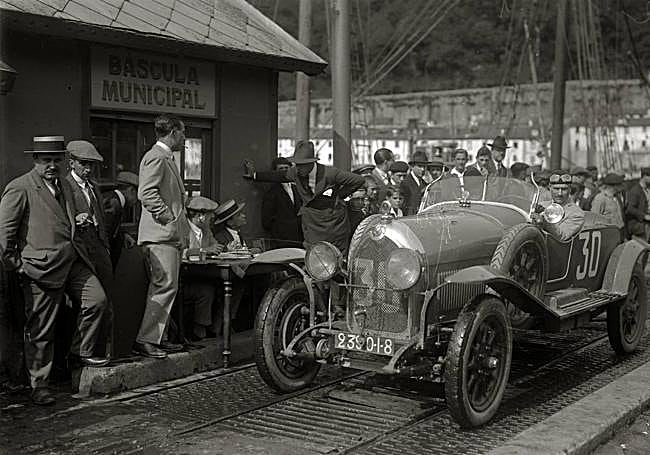 Pesaje de los coches en el puerto de San Sebastian en 1924.