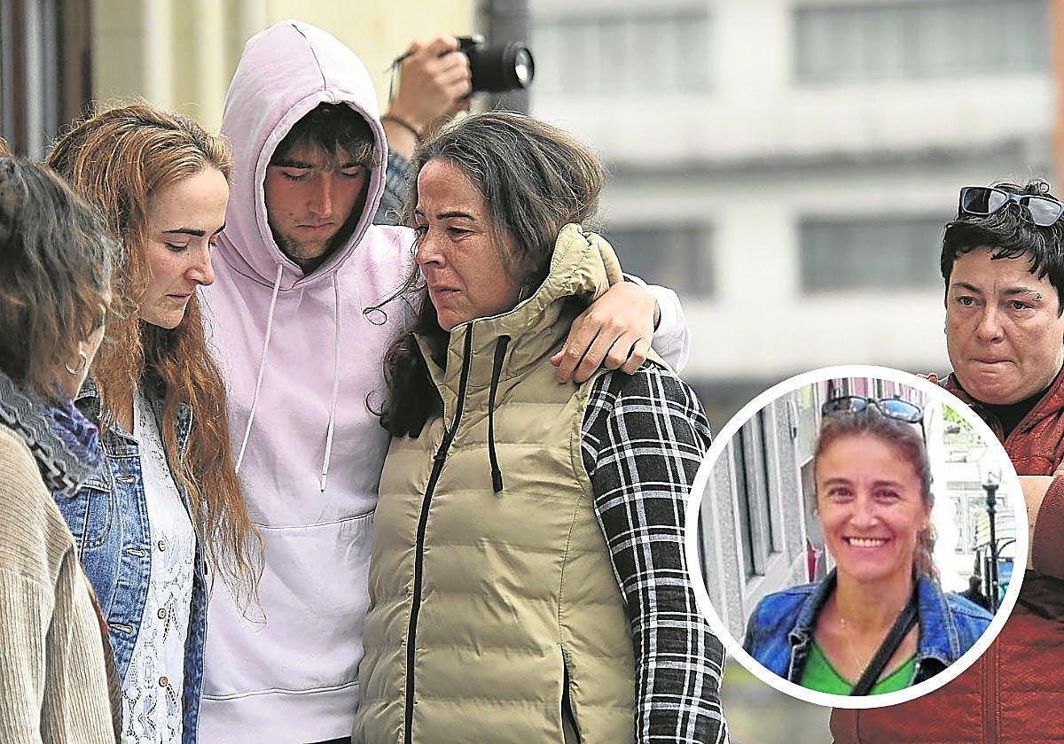 Familiares y allegados de Lourdes del Hoyo se apoyan mutuamente en la concentración de repulsa de ayer en Orio.