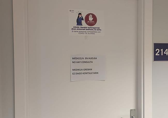 Puerta de una de las consultas en Donostia.