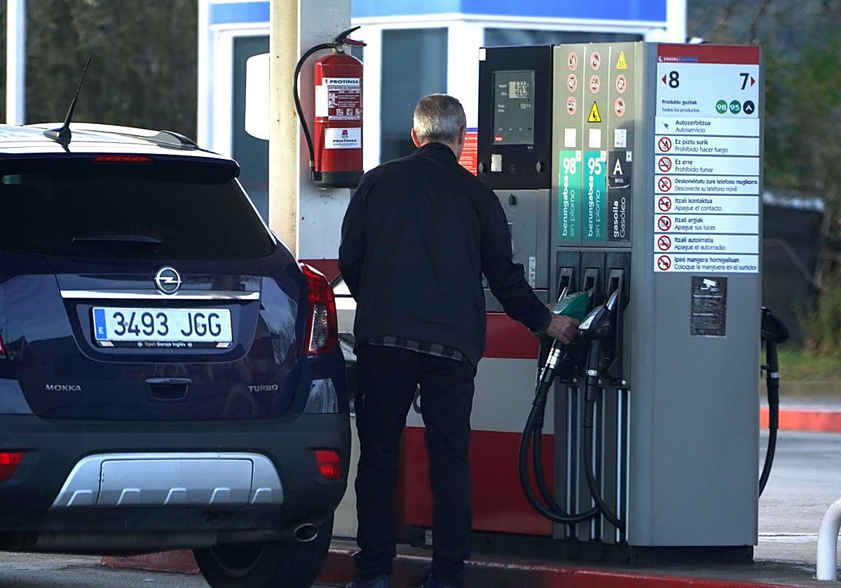 Repostaje en una gasolinera de Oiartzun