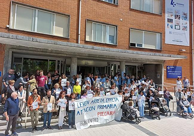 Protesta en el ambulatorio del centro de Irun, ayer jueves.