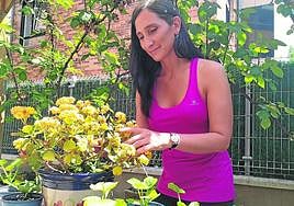 Miren Echeveste cuida las plantas en la terraza de su casa de Irun