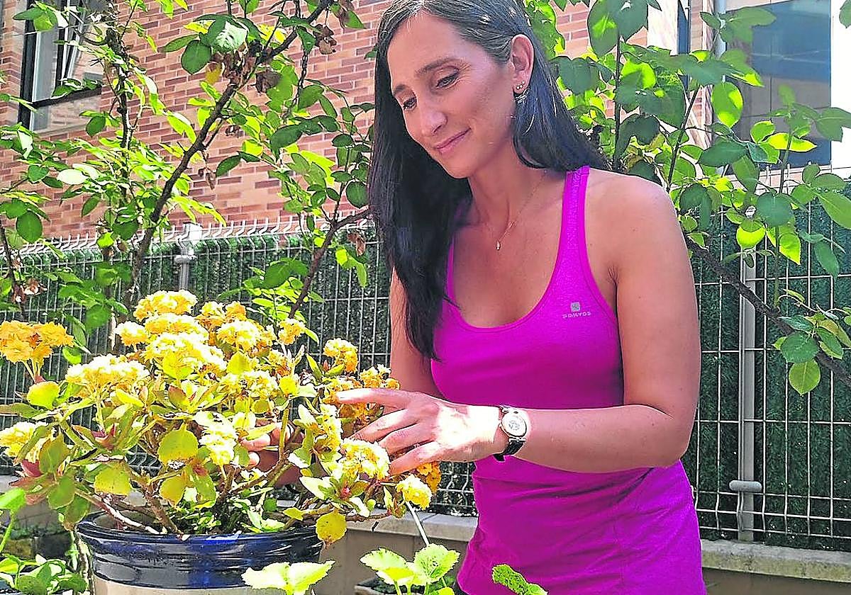 Miren Echeveste cuida las plantas en la terraza de su casa de Irun