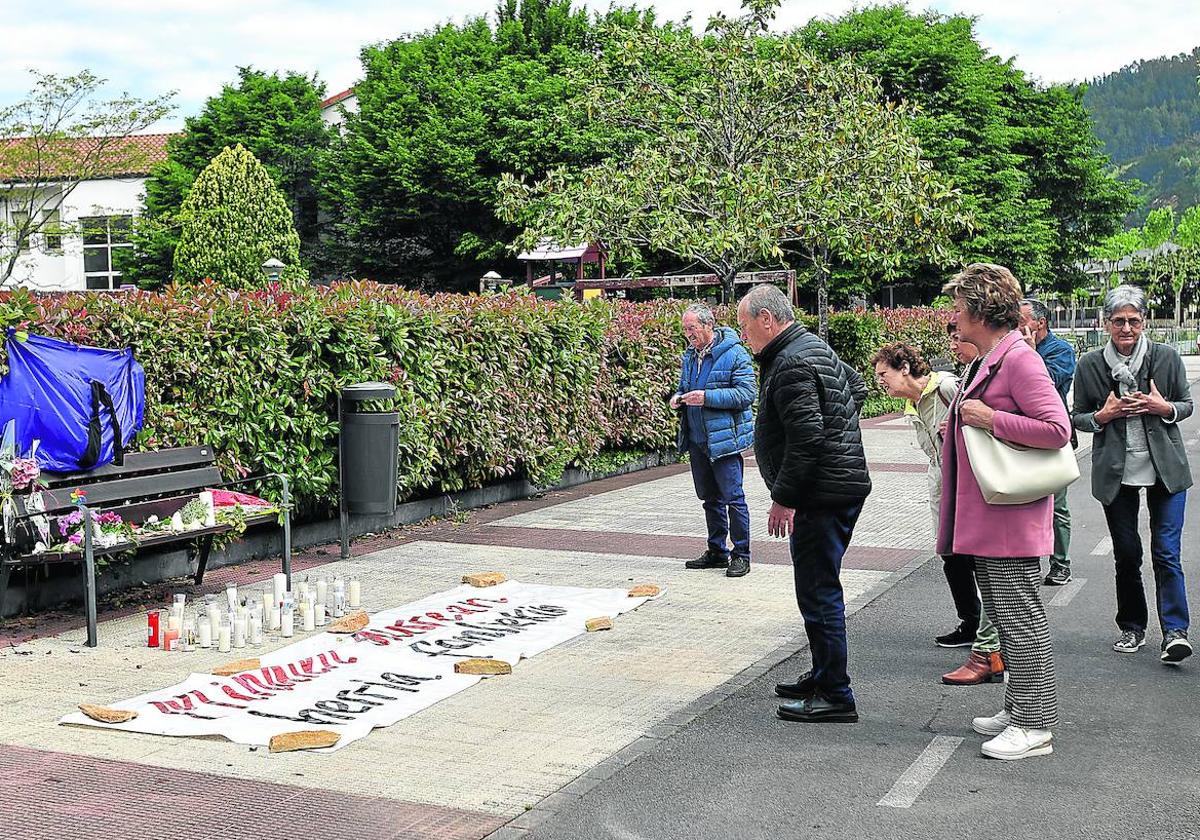 El banco en el que murió asesinada Lourdes, cubierto de velas y flores.