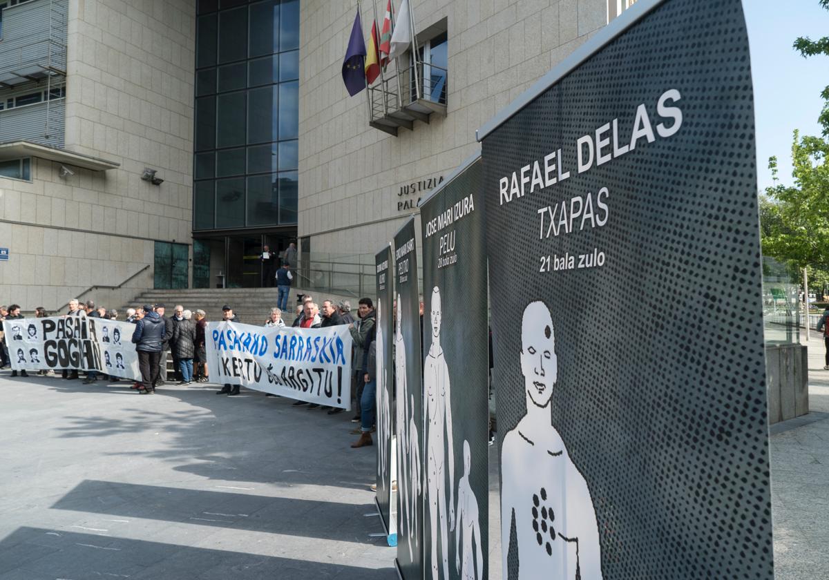 Concentración de los familiares frente al juzgado de Donostia.