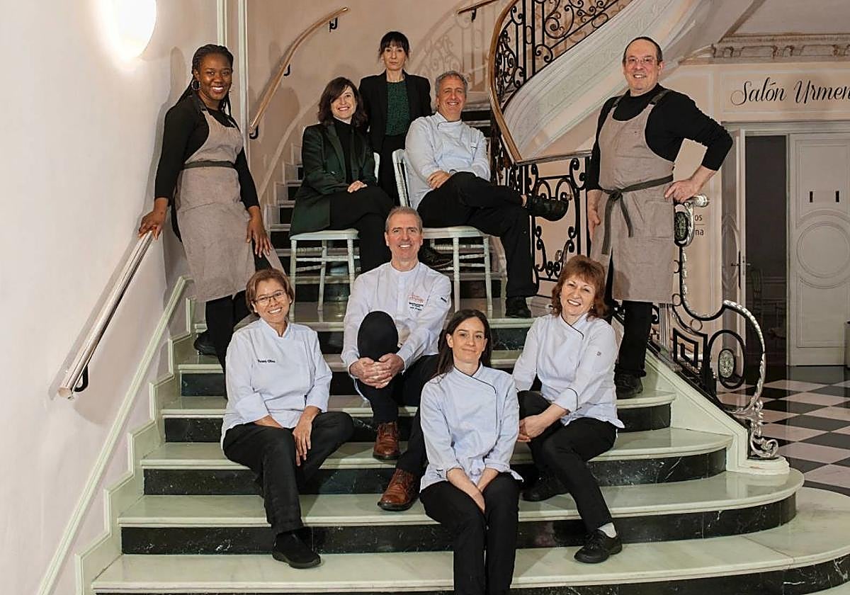 Álex Múgica y todo su equipo delrestaurante El Colegio.