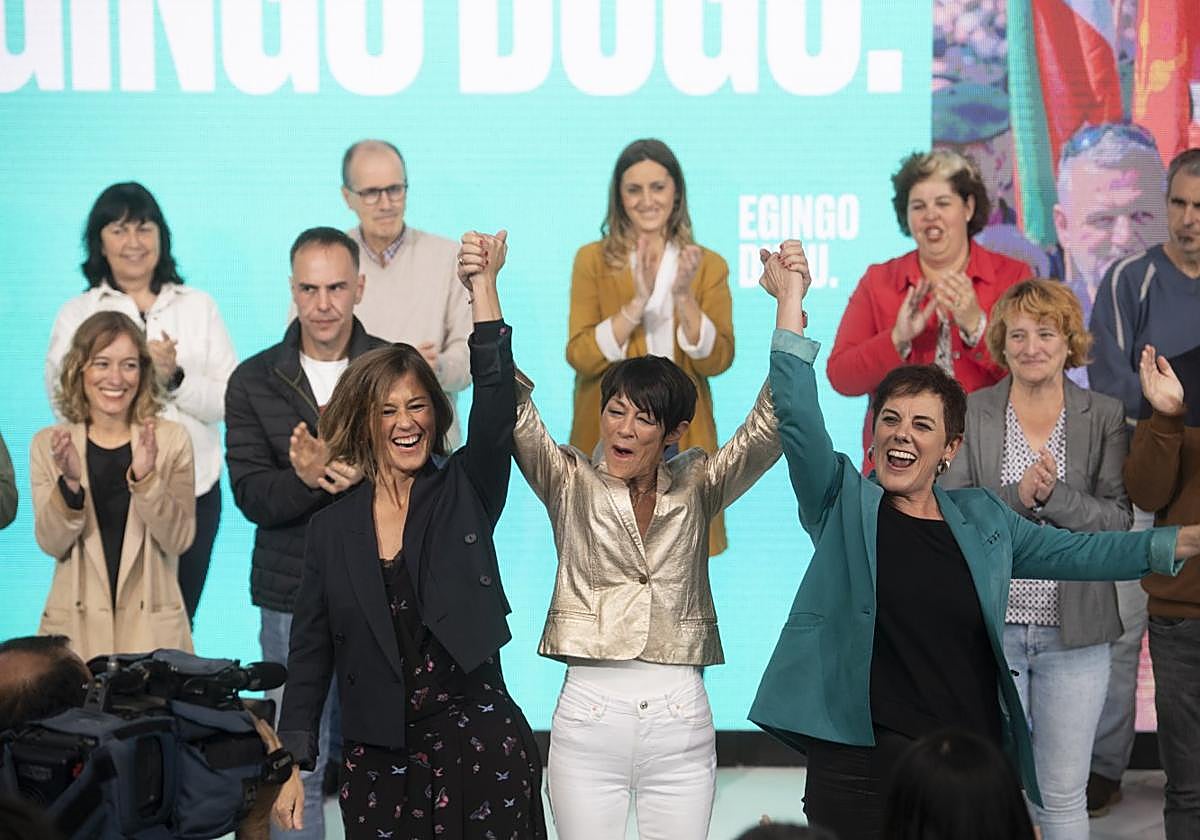 Nagore Alkorta, Maddalen Iriarte y Mertxe Aizpurua en el acto de este viernes en Azpeitia.