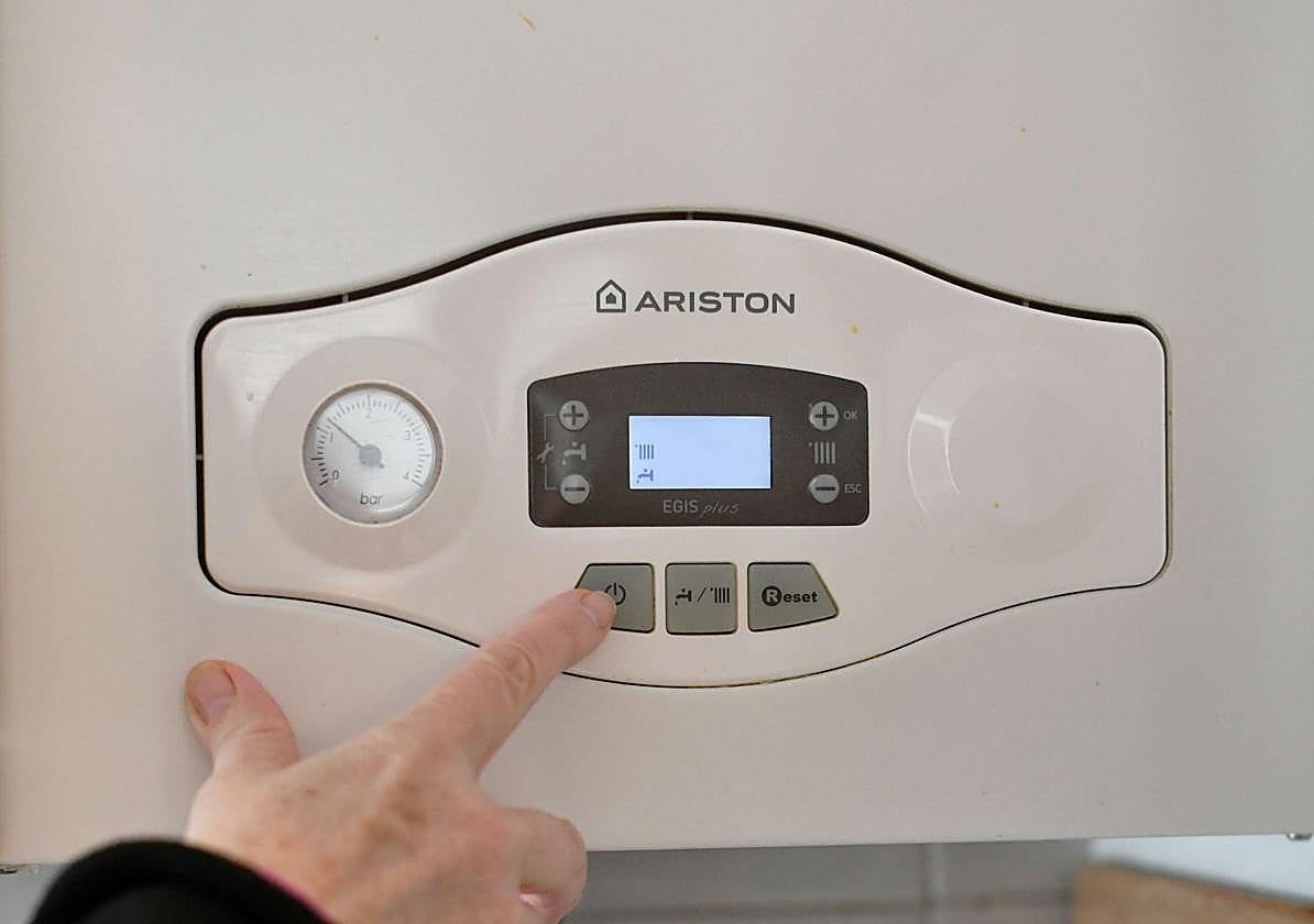 Un vecino de Eibar manipula una caldera de gas en su casa.