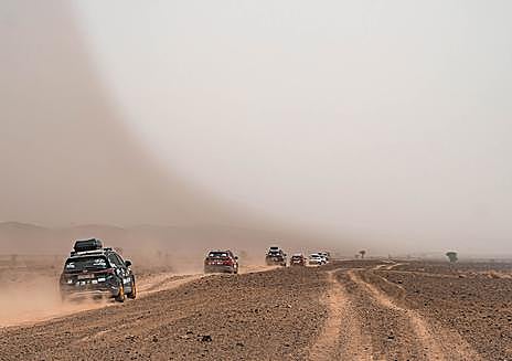 Imagen secundaria 1 - Con una caravana formada por 46 vehículos, un total de 161 personas -48 eran niños menores de 14 años-, se adentraron por paisajes tan dispares.