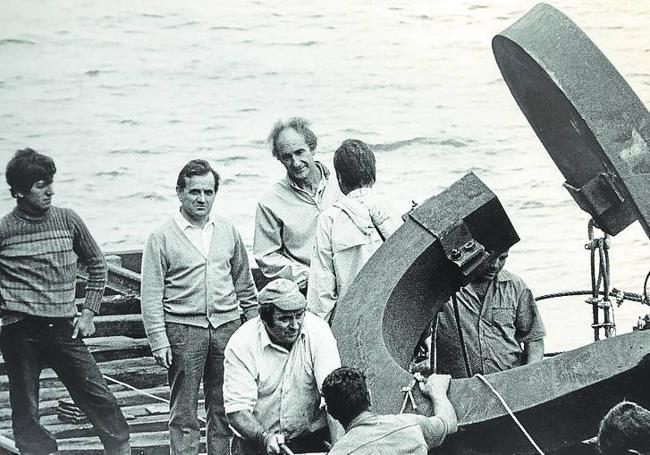 Ideó cómo llevar las esculturas de Chillida hasta las rocas con un sistema de raíles. «Le dije al artista: tú solo piensa qué quieres y te ayudaremos a colocarlo en su sitio», explica el ingeniero.