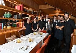El equipo del Cortázar posa junto a una de las mesas de su restaurante.