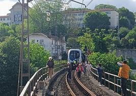 Usuarios del Topo andando por la vía tras el fallo en la catenaria.