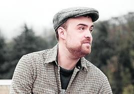 Autor Iker Murillo presentó este viernes su primera novela.