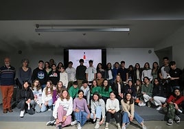 Lehiaketan parte hartu duten talde finalistetako ikasleak.