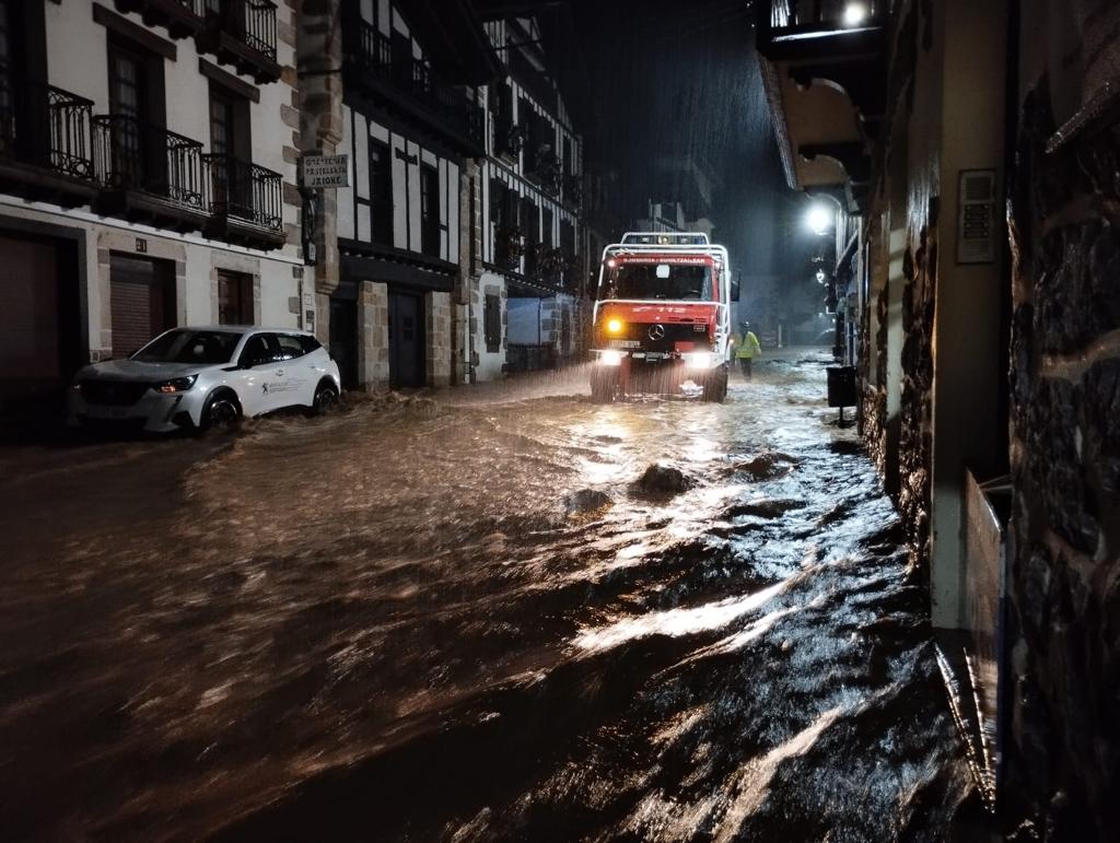 Las intensas lluvias dejan inundaciones en Bera y afecciones en Gipuzkoa