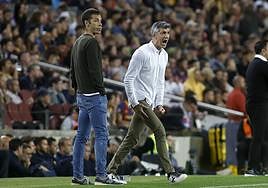 Imanol, con Labaka delante, dando órdenes a sus jugadores.