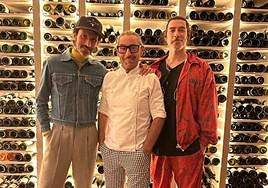 Leiva y Óscar Jaenada en el interior de la bodega del restaurante Rekondo junto al cocinero Iñaki Arrieta