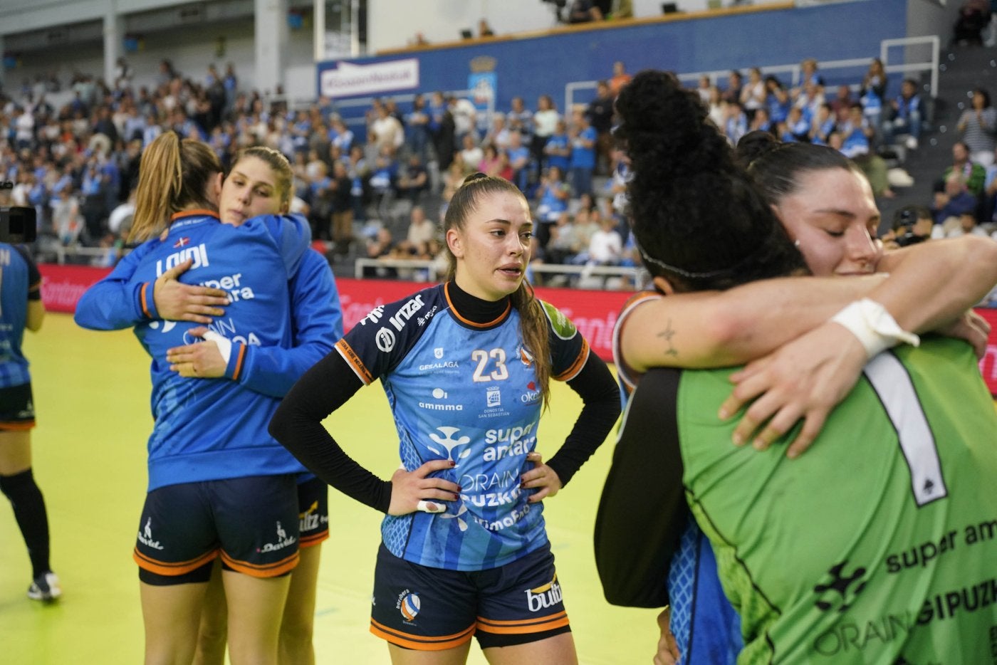 Paula Arcos (23) y Cristina Polonio, que se abraza Alice Silva, se despidieron este domingo del Bera Bera.