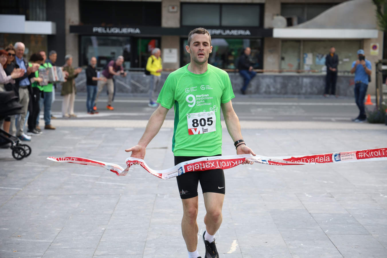 Una marea verde contra el cáncer recorre Donostia