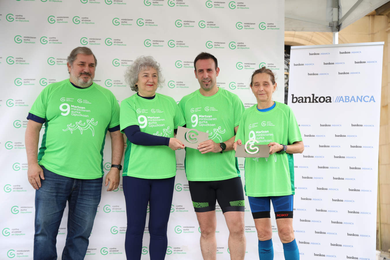 Una marea verde contra el cáncer recorre Donostia