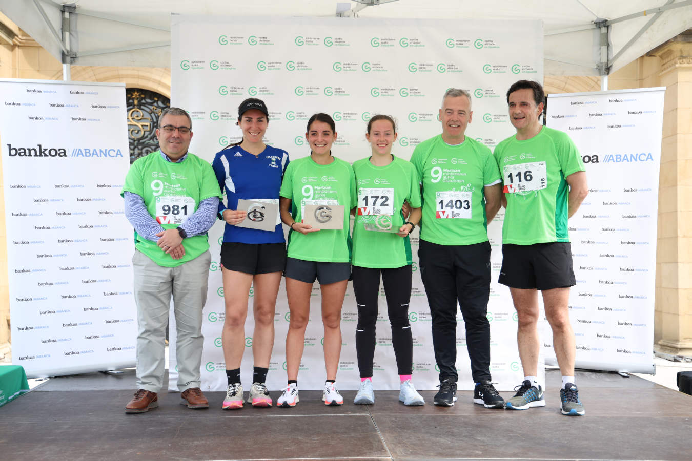 Una marea verde contra el cáncer recorre Donostia