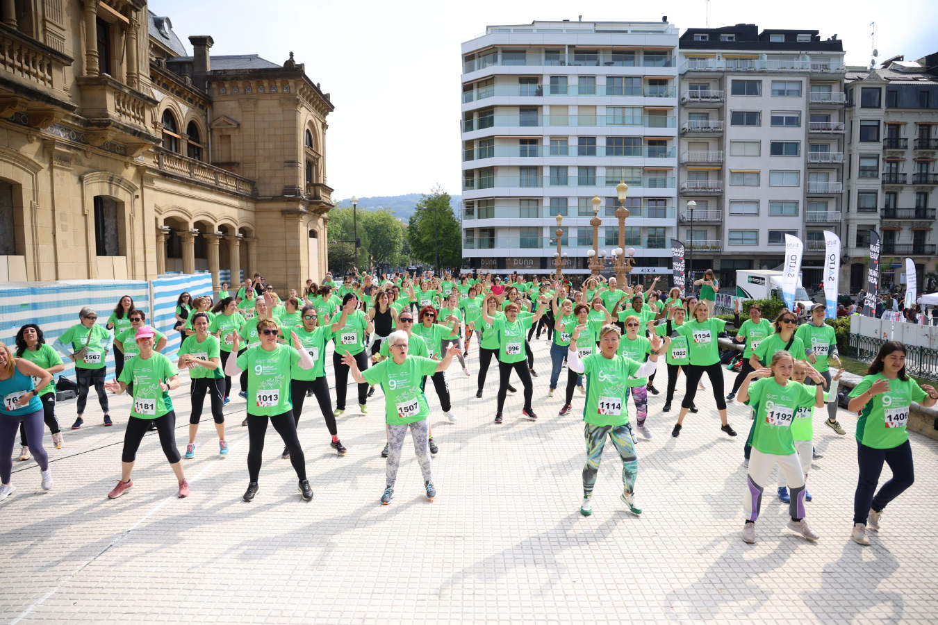 Una marea verde contra el cáncer recorre Donostia