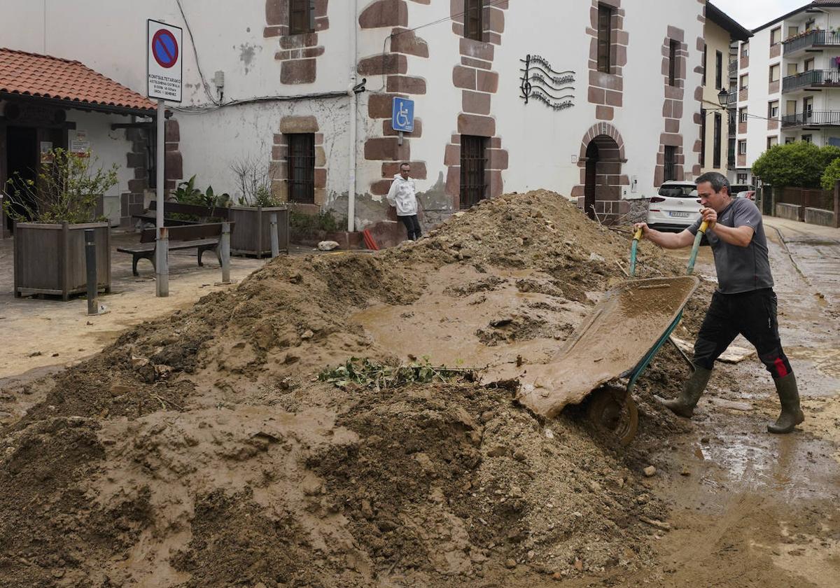 Los vecinos de Bera amontonan el barro en las calles para que luego los servicios municipales pasen a retirarlo.