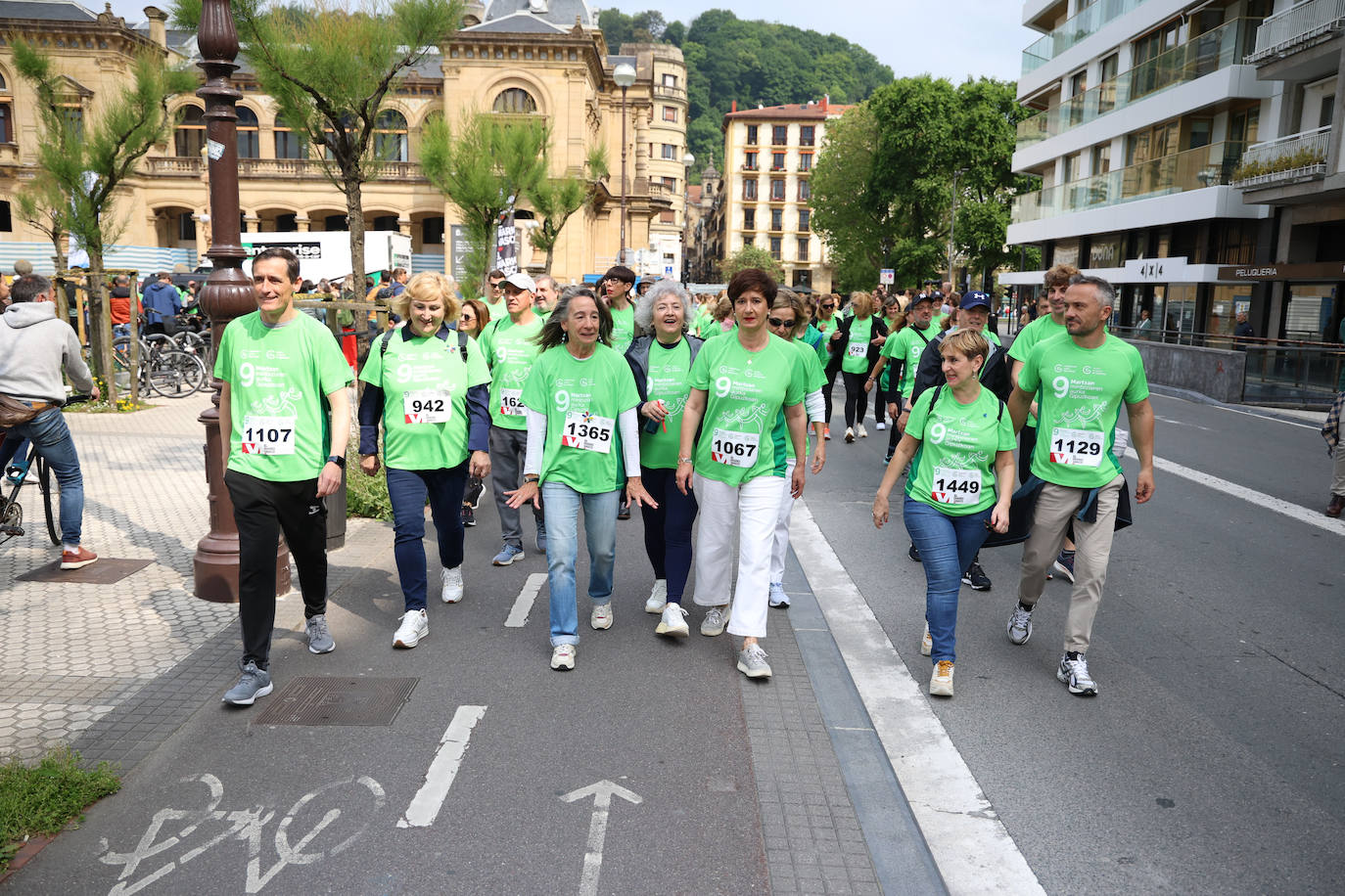 Una marea verde contra el cáncer recorre Donostia