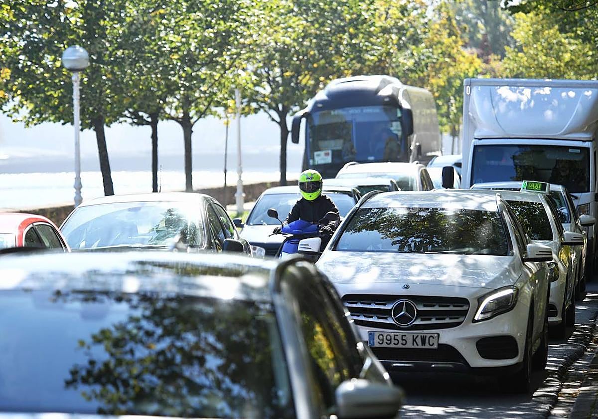 Tráfico en el paseo Árbol de Gernika.