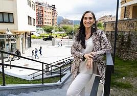 Miren Echeveste en el centro de Irun, con el Ayuntamiento en el que trabaja de fondo.