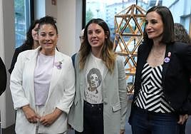 Irene Montero junto a candidatas de Elkarrekin Podemos, este lunes en Errenteria.
