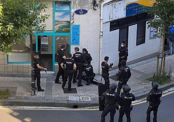 Momento de la detención del acusado, en el barrio de Gros de Donostia.